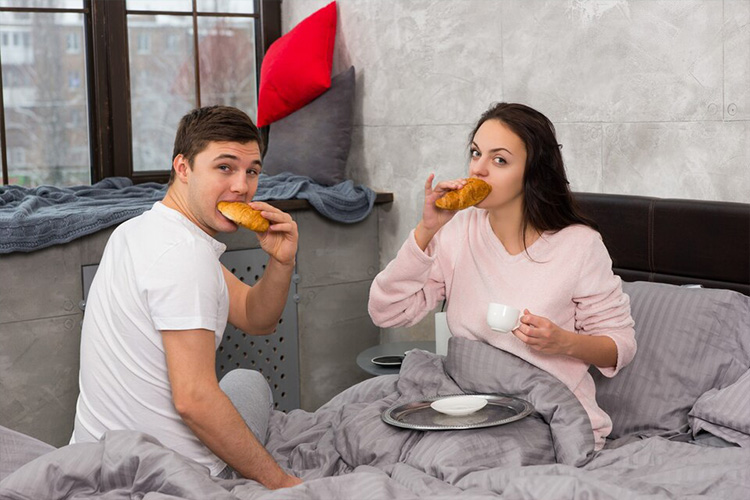 حالت آرامش و رضایت پس از فعالیت جنسی ممکن است میل به غذا خوردن را کاهش دهد.